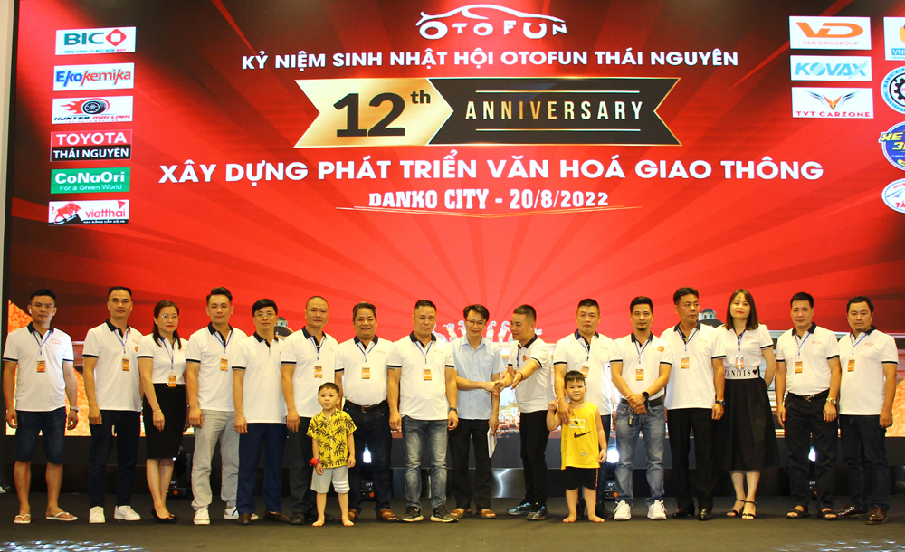 Các thành viên tại Chương trình kỷ niệm 12 năm thành lập Hội Otofun Thái Nguyên.