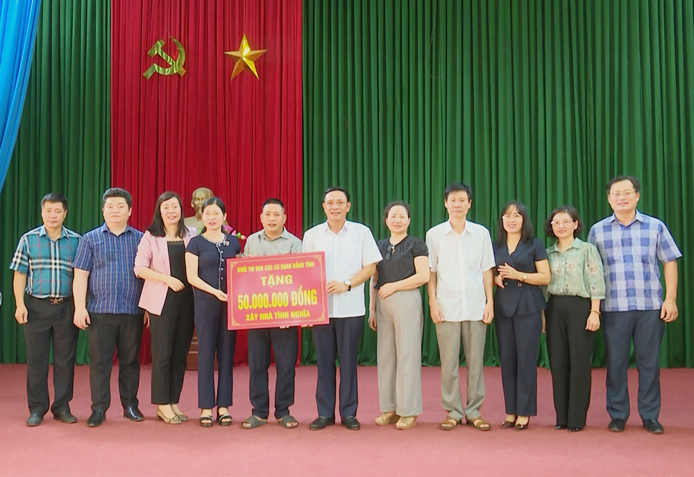 Đồng chí Phạm Văn Thọ trao tiền hỗ trợ xây nhà cho hộ nghèo xã Liên Minh.