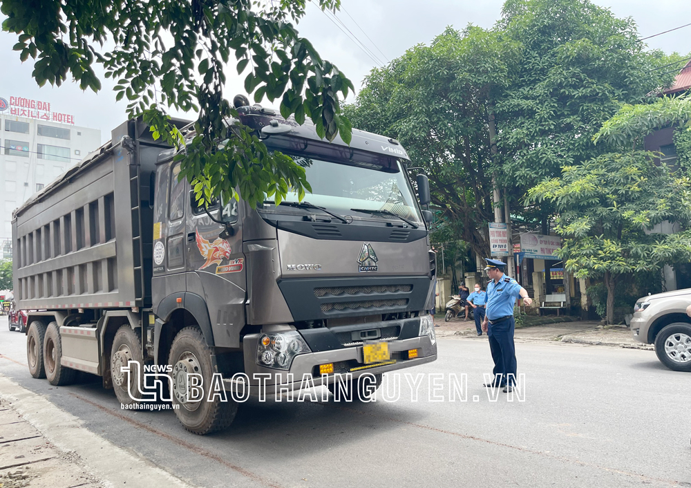 Thanh tra Sở Giao thông vận tải phối hợp với Chi Cục Quản lý đường bộ I.4 (Tổng Cục đường bộ Việt Nam) kiểm tra, xử lý xe quá tải tại địa bàn TP. Phổ Yên.