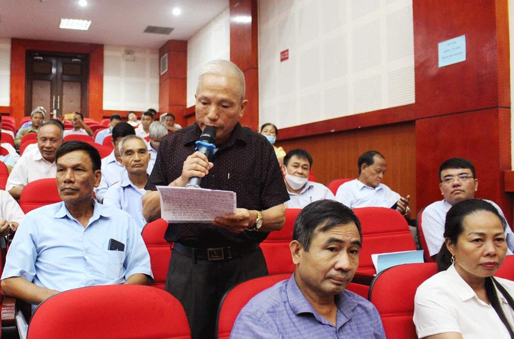 Đồng chí Bí thư chi bộ xóm Thượng, xã Bảo Lý phát biểu ý kiến tại Hội nghị.