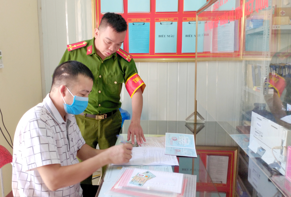 Công an xã Yên Ninh (Phú Lương) hướng dẫn người dân thực hiện các thủ tục đăng ký tạm trú.