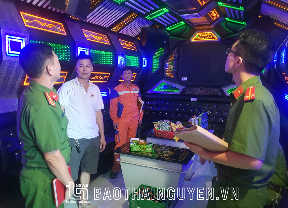 Đoàn kiểm tra liên ngành của TP. Thái Nguyên kiểm tra tại quán karaoke Tùng Anh (phường Phan Đình Phùng).