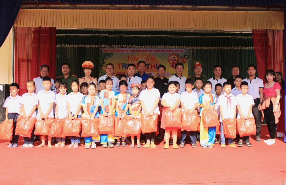 Hội Otofun Thái Nguyên và Đoàn Thanh niên, Hội Phụ nữ Công an huyện Phú Lương trao quà cho các em học sinh.