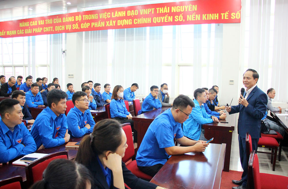 PGS.TS, Giảng viên cao cấp Nguyễn Quang Liệu truyền đạt kiến thức, nghiệp vụ, kỹ năng cho cán bộ Đoàn Thanh niên Khối các cơ quan tỉnh.