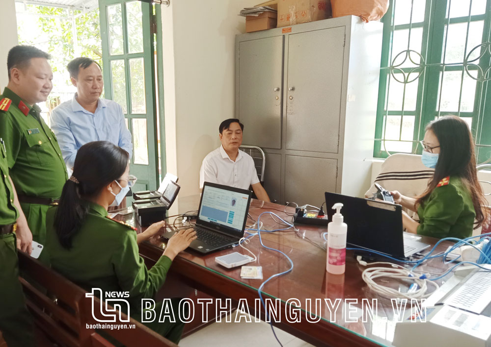 Lãnh đạo Công an huyện Phú Lương kiểm tra tiến độ cấp định danh điện tử cho người dân ở xã Cổ Lũng.