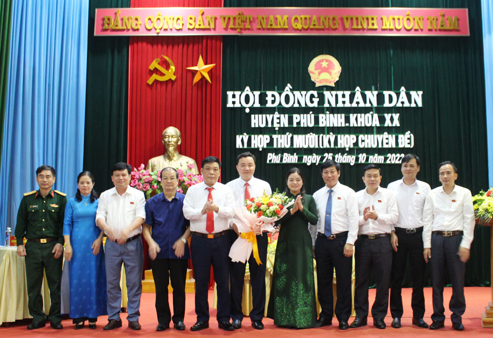 Các đại biểu tặng hoa chúc mừng đồng chí Lê Thanh Sơn, tân Phó Chủ tịch UBND huyện Phú Bình.