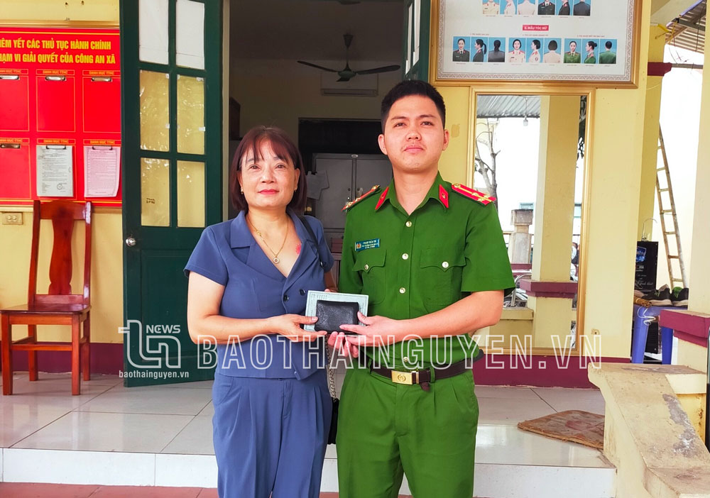 Cán bộ Công an xã Cổ Lũng trao trả chiếc ví cho người thân của anh Tô Minh Quang.