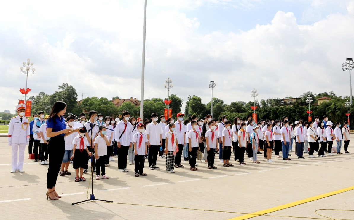 Đoàn tổ chức Lễ báo công dâng Bác tại Lăng Chủ tịch Hồ Chí Minh.