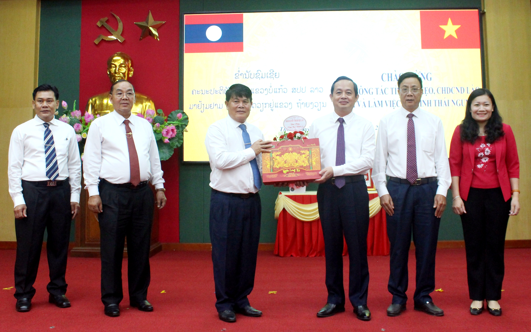 Đồng chí Phạm Hoàng Sơn, Phó Bí thư Thường trực Tỉnh ủy, Chủ tịch HĐND tỉnh tặng quà lưu niệm cho Đoàn đại biểu cấp cao của tỉnh Bò Kẹo.
