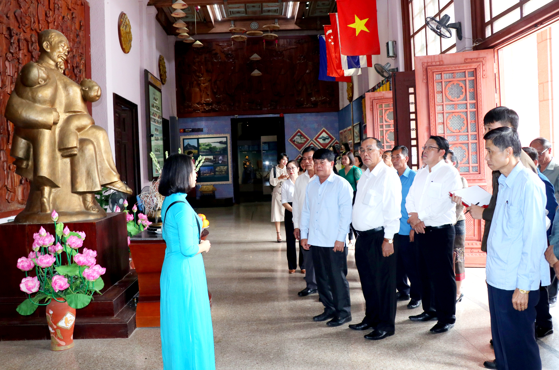 Đoàn đại biểu cấp cao của tỉnh Bò Kẹo thăm Bảo tàng Văn hóa các dân tộc Việt Nam.