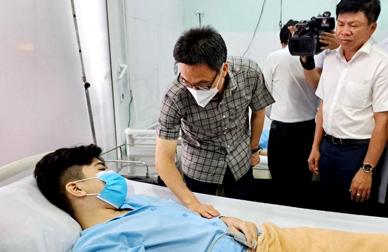 Phó Thủ tướng Vũ Đức Đam thăm nạn nhân bị thương tại Bệnh viện đa khoa An Phú.