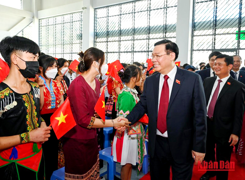 Chủ tịch Quốc hội Vương Đình Huệ và giáo viên, học sinh Trường THPT Kỳ Sơn (Nghệ An) (Ảnh: DUY LINH)