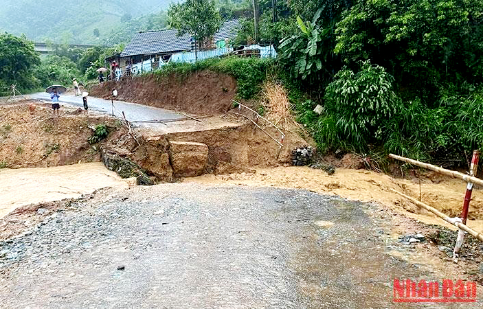 Cầu Ngòi Lèn, xã Châu Quế Thượng, huyện Văn Yên, thuộc đường tỉnh 163 Yên Bái - Khe Sang, bị nước cuốn trôi ngày 4/9.