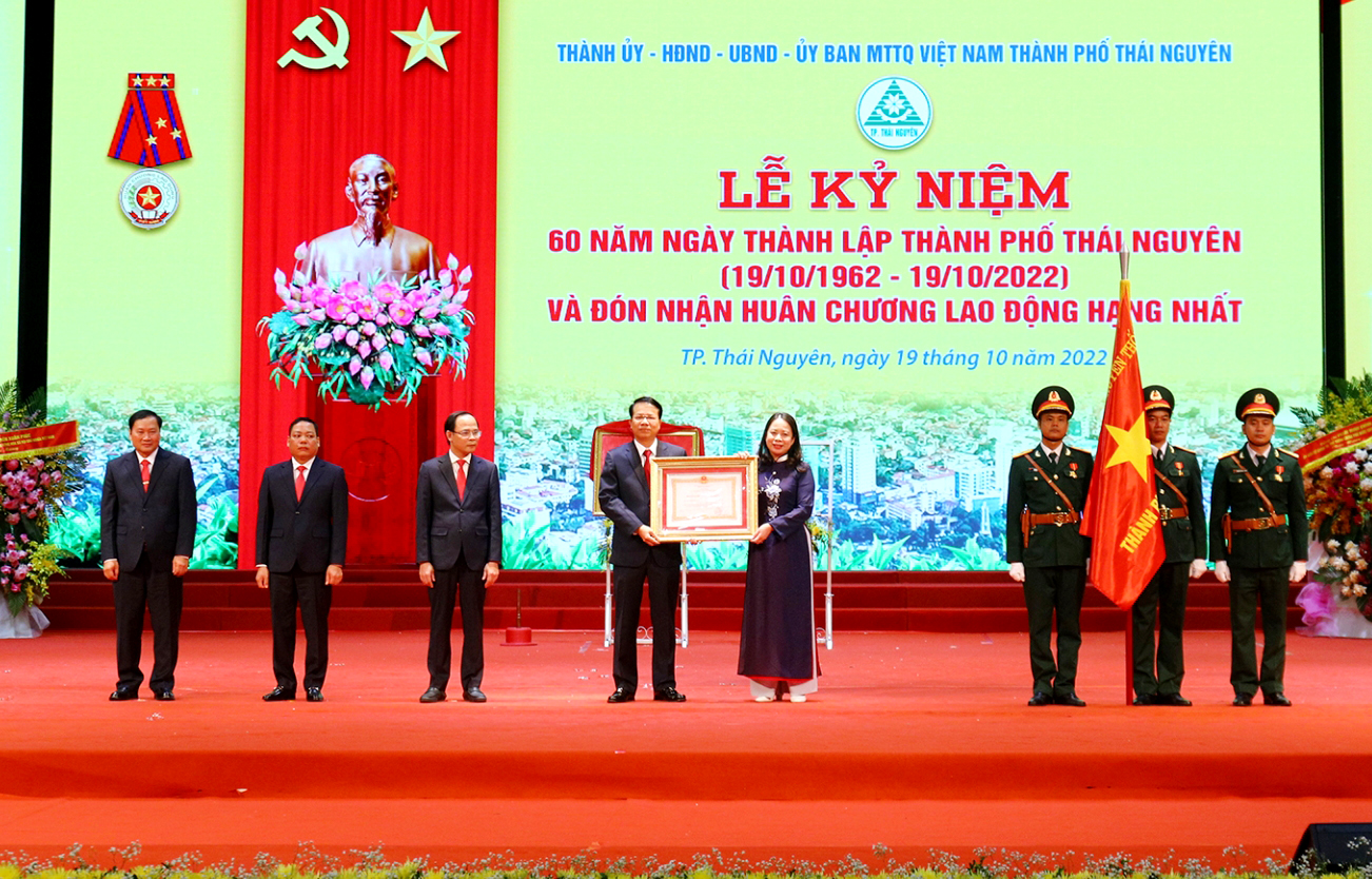Phó Chủ tịch nước Võ Thị Ánh Xuân trao Huân chương Lao động hạng Nhất tặng Đảng bộ, chính quyền và Nhân dân TP. Thái Nguyên.