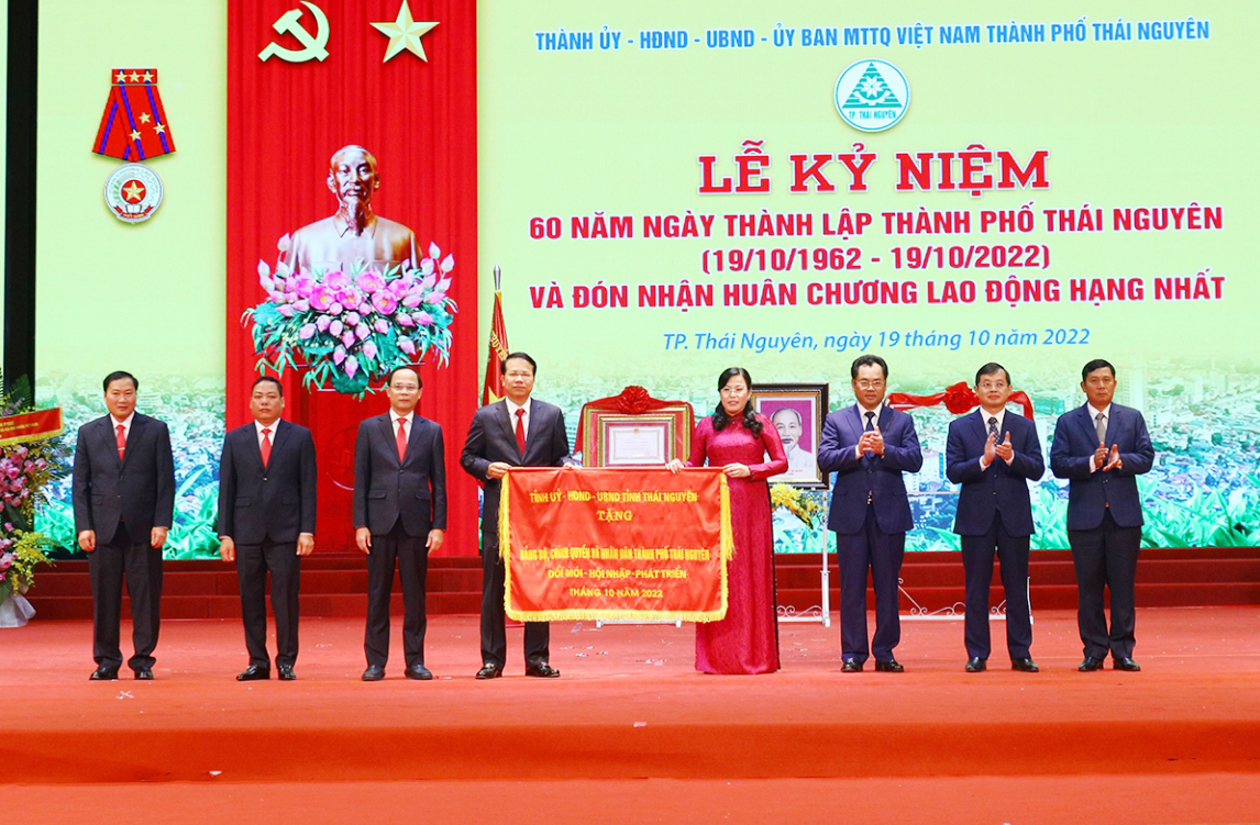 Các đồng chí lãnh đạo tỉnh trao Cờ lưu niệm của Tỉnh ủy - HĐND - UBND tỉnh tặng Đảng bộ, chính quyền và Nhân dân TP. Thái Nguyên.
