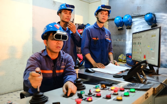 Mọi hoạt động luyện thép được giám sát và điều khiển bởi hệ thống tự động tại trung tâm điều hành.