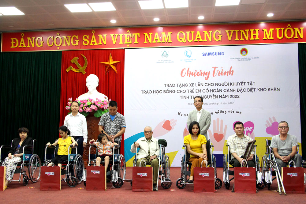 Ban Tổ chức trao tặng xe lăn cho người khuyết tật.