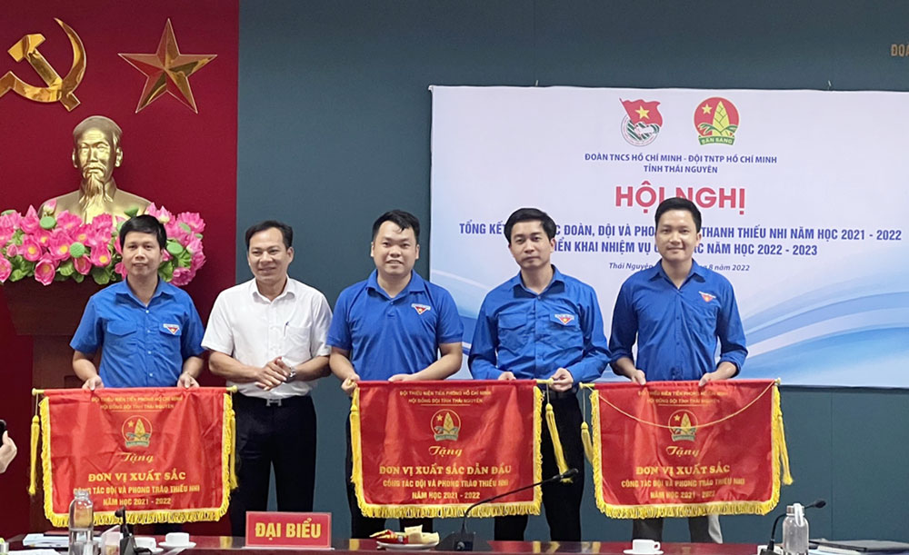 Trao Cờ thi đua cho các đơn vị dẫn đầu công tác đội và phong trào thiếu nhi năm học 2021-2022.