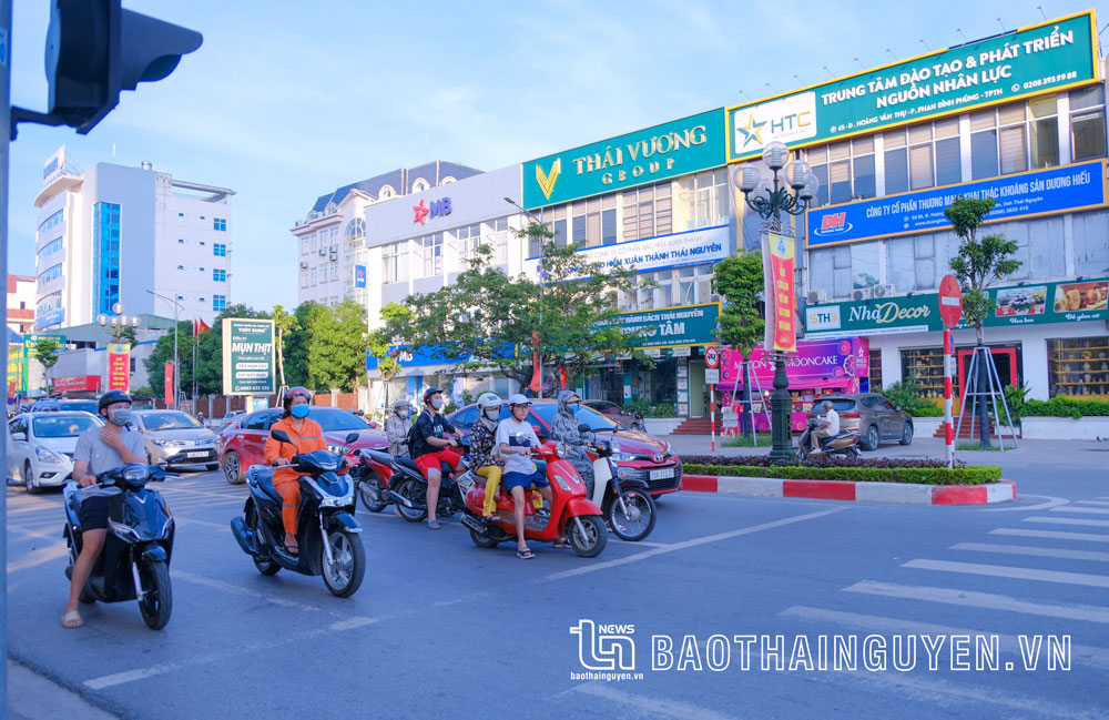 Dừng đèn đỏ đúng vạch là một nét văn hóa giao thông (ảnh chụp trên đường Hoàng Văn Thụ, TP. Thái Nguyên).