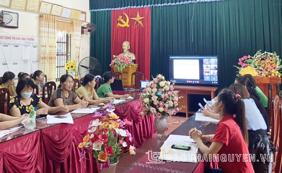 Giờ tập huấn trực tuyến thay sách của giáo viên Trường Tiểu học Yên Ninh (Phú Lương).