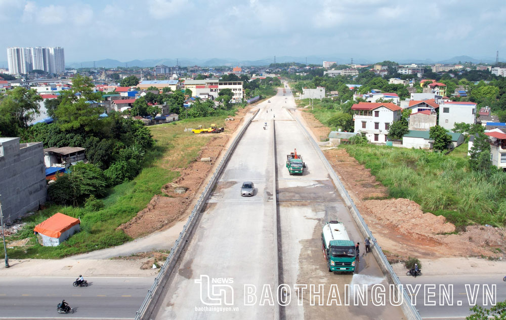 Doanh nghiệp Xây dựng Xuân Trường thi công hoàn thiện phần mặt cầu vượt đường sắt Đông Anh – Quan Triều và 2 cây cầu còn lại trên tuyến để trải thảm nhựa trong thời gian tới.