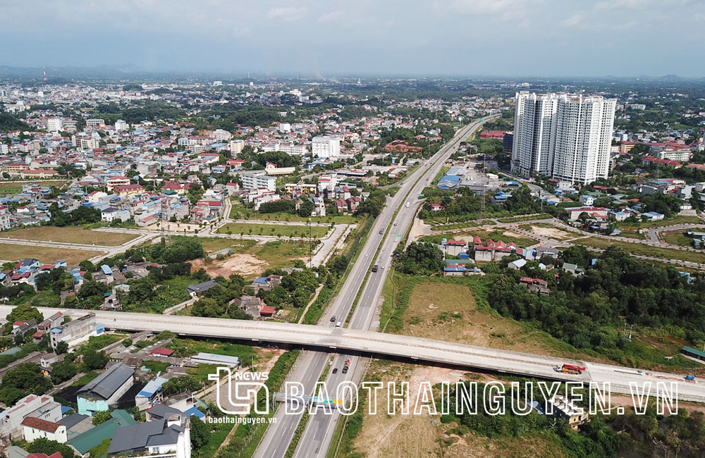 Công trình cầu vượt đường cao tốc Hà Nội - Thái Nguyên thuộc Dự án đường Bắc Sơn kéo đã cơ bản hoàn thiện.