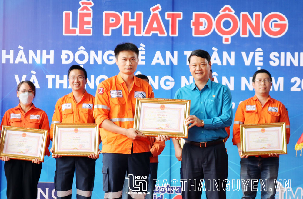 Chủ tịch LĐLĐ tỉnh tặng Giấy khen cho đoàn viên Nguyễn Văn Sơn, Công đoàn Công ty TNHH Khai thác Chế biến Khoáng sản Núi Pháo vì có nhiều sáng kiến, cải tiến kỹ thuật.