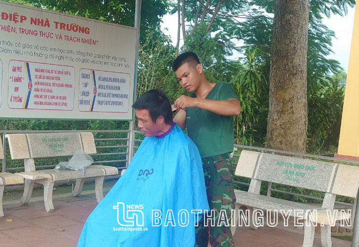 Sau những giờ lao động miệt mài, các cán bộ, chiến sĩ trong đơn vị tổ chức cắt tóc miễn phí cho người dân địa phương.