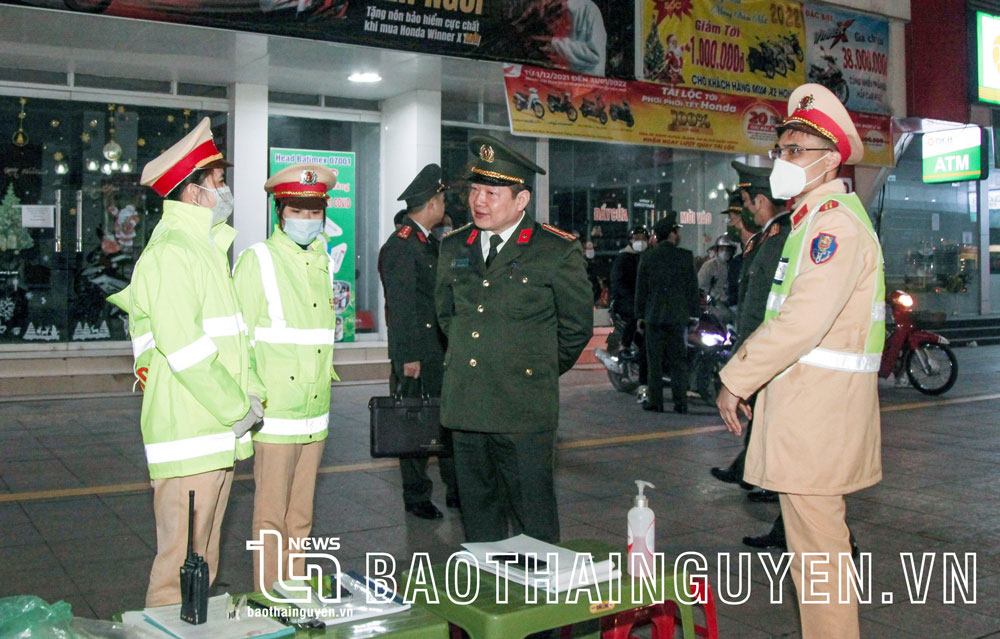 Đại tá Bùi Đức Hải, Giám đốc Công an tỉnh kiểm tra công tác bảo đảm an ninh trật tự tại địa bàn TP. Thái Nguyên.