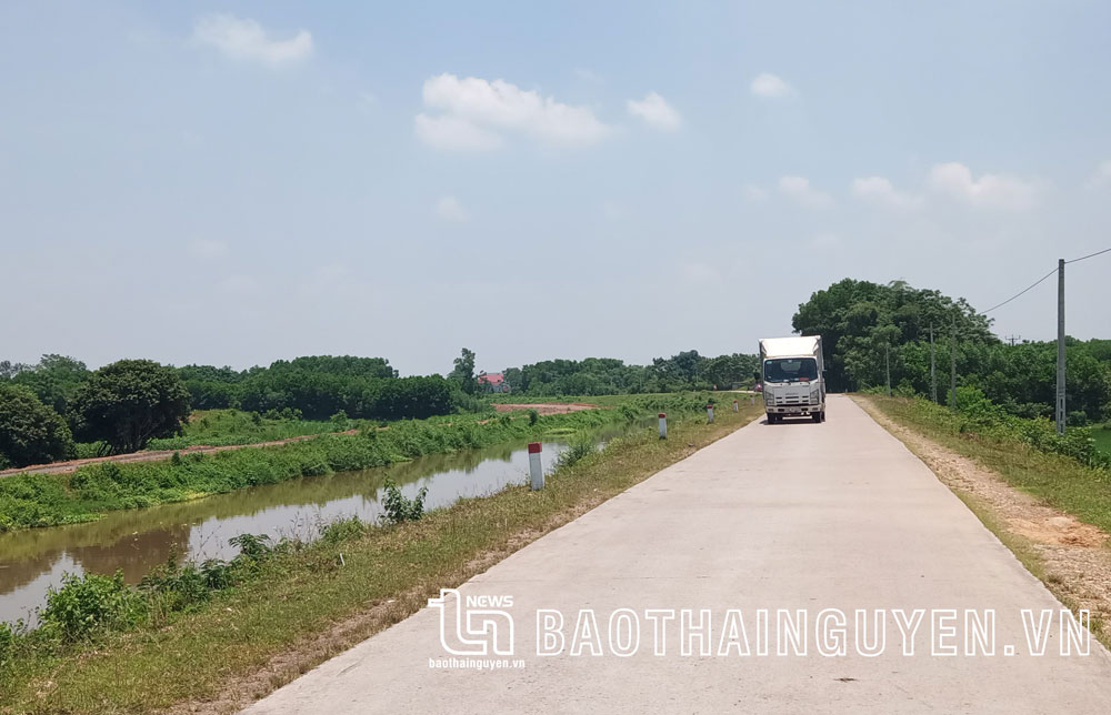 Nhiều đoạn sông Đào chảy qua huyện Phú Bình chưa có điện chiếu sáng và rào chắn an toàn.