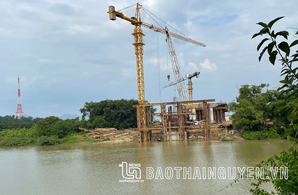 Cầu Xuân Hòa kết nối đôi bờ sông Cầu đang được xây dựng.