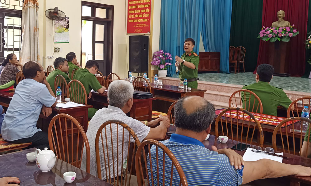 Công an huyện Phú Bình tuyên truyền về phòng, chống ma túy tại xã Xuân Phương.