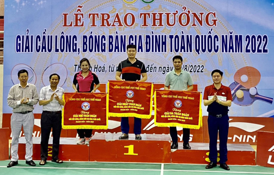 Đại diện Đoàn vận động viên Thái Nguyên nhận giải Nhì toàn đoàn.