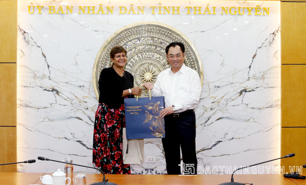Chủ tịch UBND tỉnh Thái Nguyên Trịnh Việt Hùng tặng quà lưu niệm cho bà Sunita Rajan.