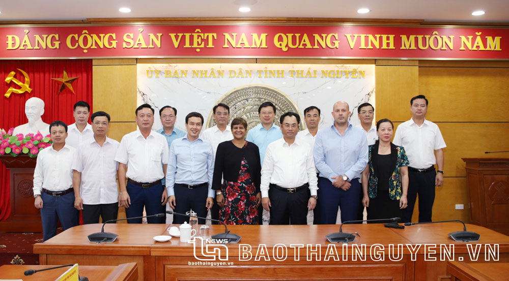 Chủ tịch UBND tỉnh Thái Nguyên Trịnh Việt Hùng và các đại biểu chụp ảnh lưu niệm với bà Sunita Rajan và các cộng sự.