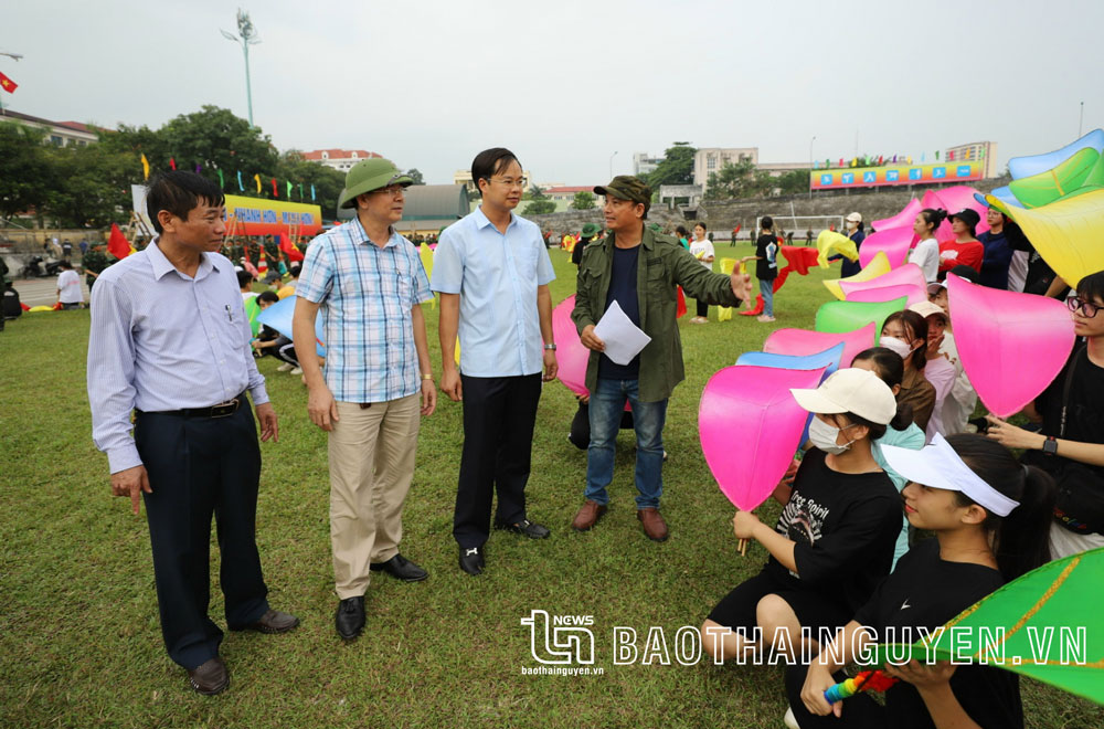 Giám đốc Sở Văn hóa, Thể thao và Du lịch Nguyễn Ngọc Tuân (người đứng thứ 3 từ bên trái) kiểm tra công tác hợp luyện chuẩn bị cho Lễ khai mạc Đại hội.