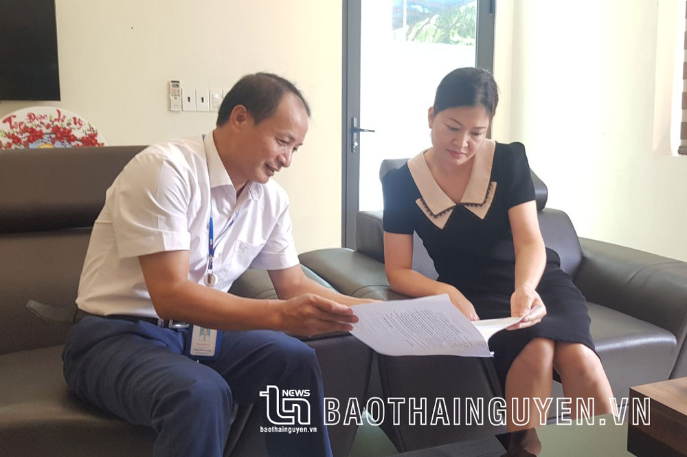 Nhân viên PC Thái Nguyên làm việc trực tiếp với khách hàng về thay đổi lịch ghi chỉ số.