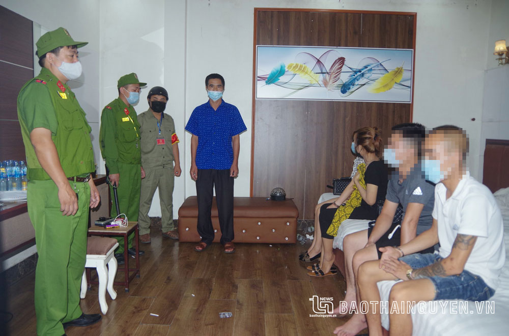 Cơ quan chức năng kiểm tra cơ sở nhà nghỉ sinh thái Làng Việt.