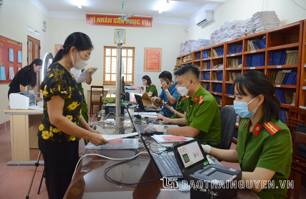 Cán bộ Đội Cảnh sát quản lý hành chính về trật tự xã hội Công an TP. Thái Nguyên tiếp nhận và xử lý hồ sơ cấp tài khoản định danh điện tử cho công dân.