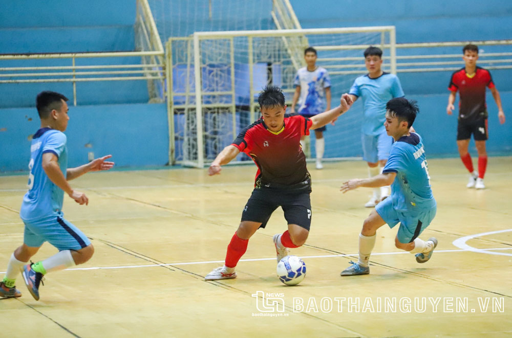 Đội bóng đá Futsal Đại Từ (áo đỏ) thi đấu xuất sắc, giành thắng lợi 7-4 trước đội Phổ Yên.