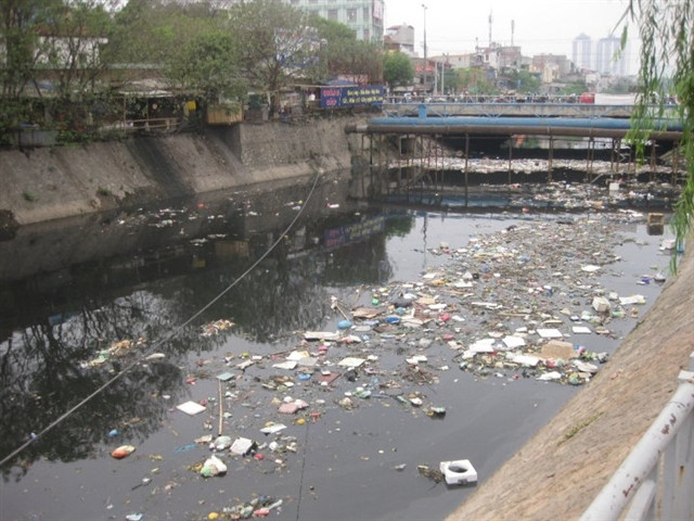 Những con sông đang “chở nặng… ô nhiễm”.