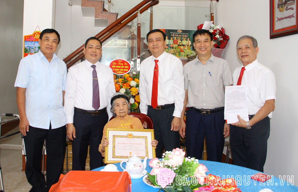 Lãnh đạo Thành ủy Thái Nguyên trao Huy hiệu 75 năm tuổi đảng cho đảng viên Lục Thị Thâm, Đảng bộ phường Phan Đình Phùng, tại nhà riêng.