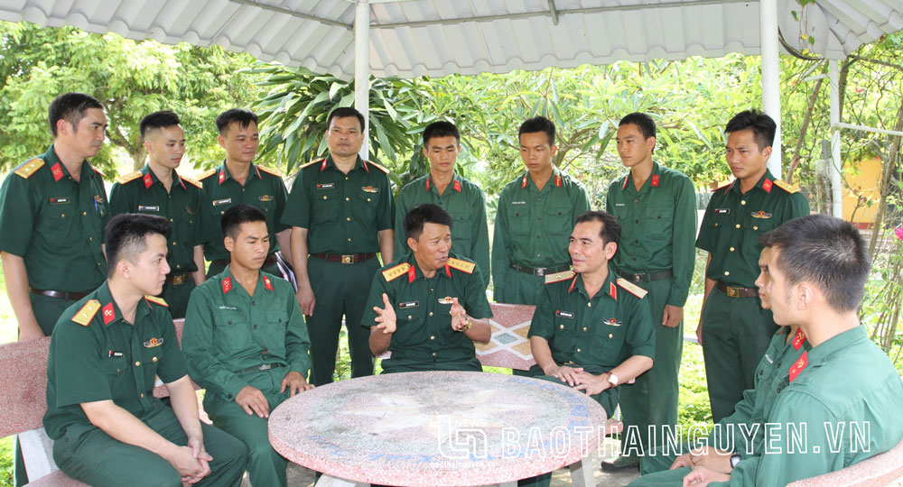 Thiếu tướng Nguyễn Đình Chiêu, Phó Chính uỷ Quân khu 1, trao đổi với cán bộ, chiến sĩ Lữ đoàn 575.