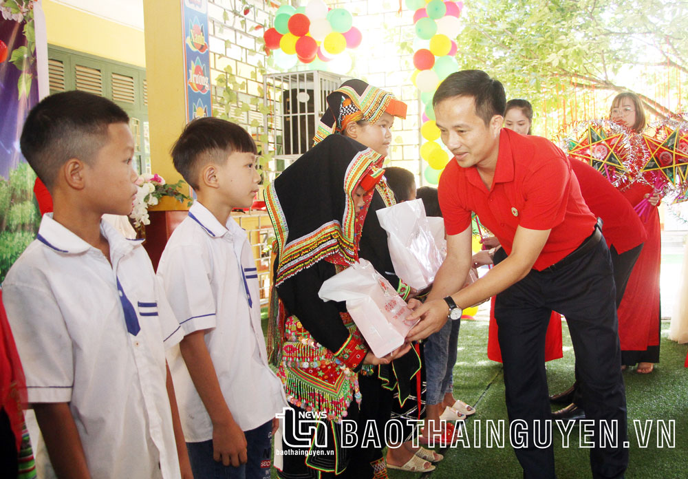 Lãnh đạo Hội Chữ thập đỏ tỉnh tặng quà, học bổng cho học sinh có hoàn cảnh đặc khó khăn tại Trường Tiểu học Vũ Chấn (Võ Nhai).
