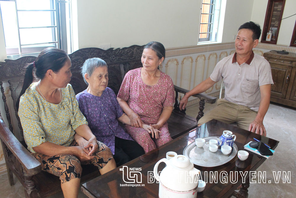 Cụ Nguyễn Thị Mùi cùng các con vui mừng khi Thủ tướng Chính phủ quyết định cấp Bằng Tổ quốc ghi công cho Liệt sĩ Trần Đình Thi.