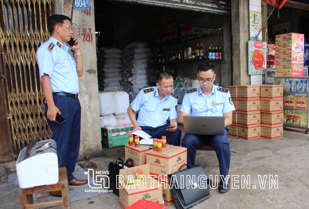 Đội Quản lý thị trường số 2 kiểm tra hộ kinh doanh Trần Thị Xuyến, tổ 13, phường Quan Triều (TP. Thái Nguyên).