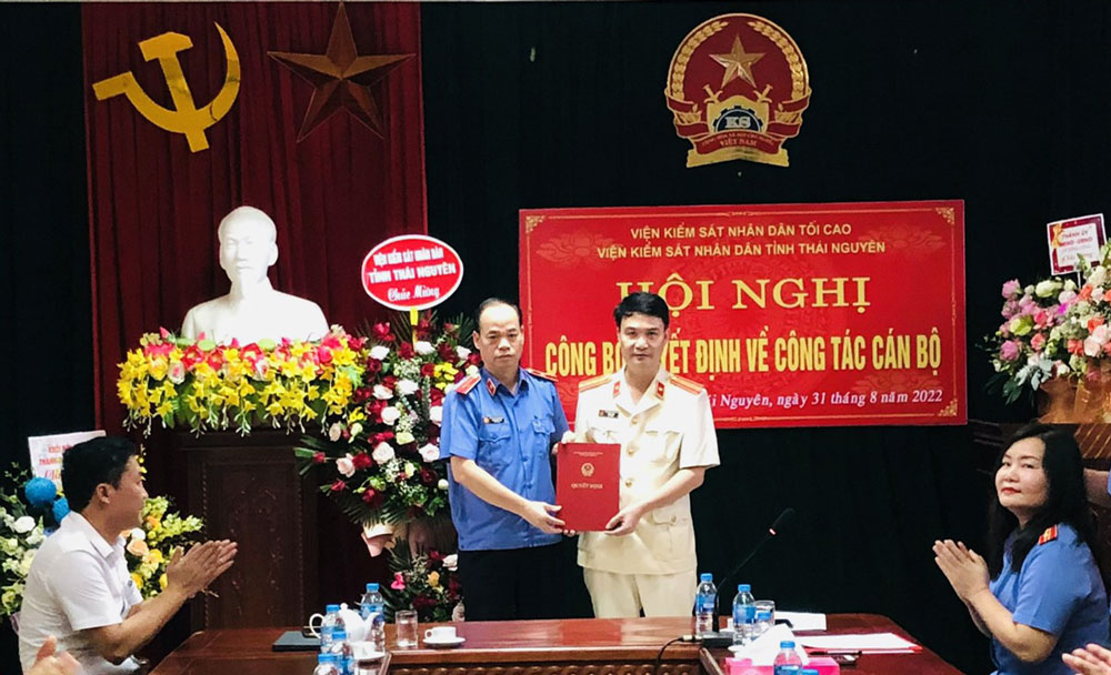Đồng chí Trần Vũ Sơn nhận Quyết định bổ nhiệm chức vụ Viện trưởng Viện Kiểm sát nhân dân TP. Sông Công.