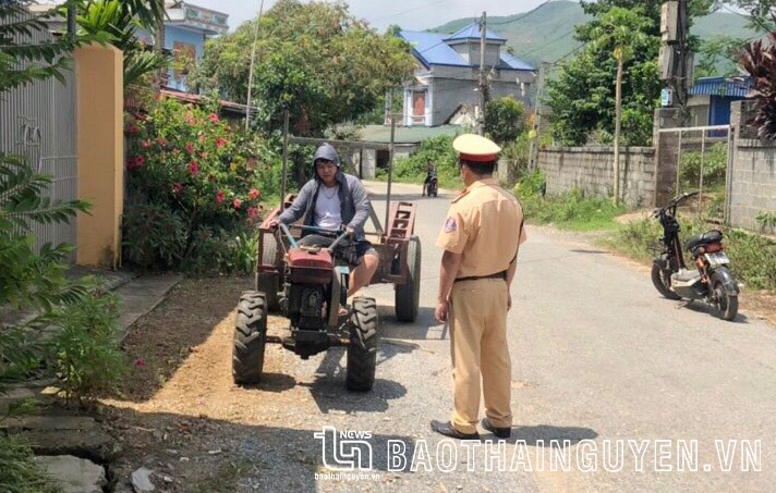 Đội Cảnh sát giao thông - trật tự, Công an huyện Phú Lương, ra quân tuần tra, kiểm soát xe tự chế.