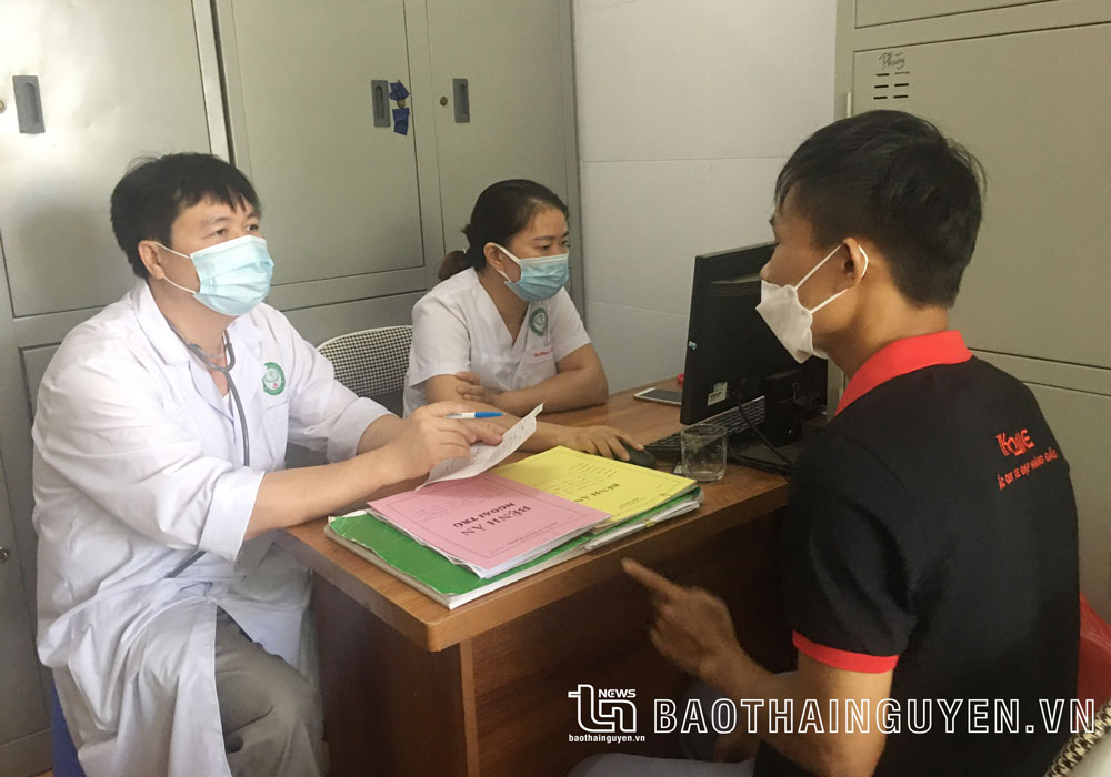 Bác sĩ Trung tâm Y tế TP. Thái Nguyên khám, điều trị cho người nhiễm HIV.