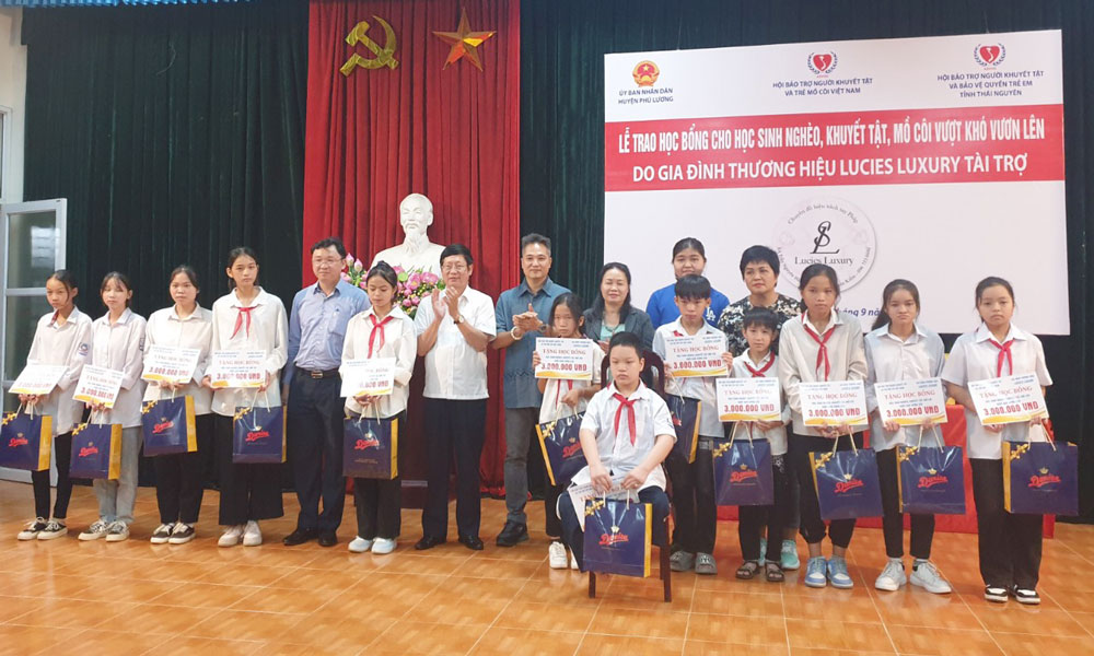 Đại diện nhà tài trợ và các đại biểu trao học bổng cho học sinh huyện Phú Lương.